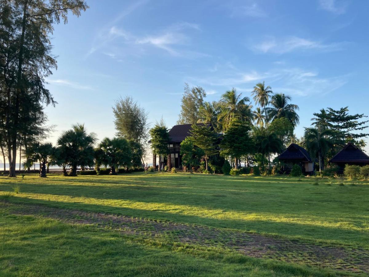 The Chevalley Beach Resort Szatun Kültér fotó